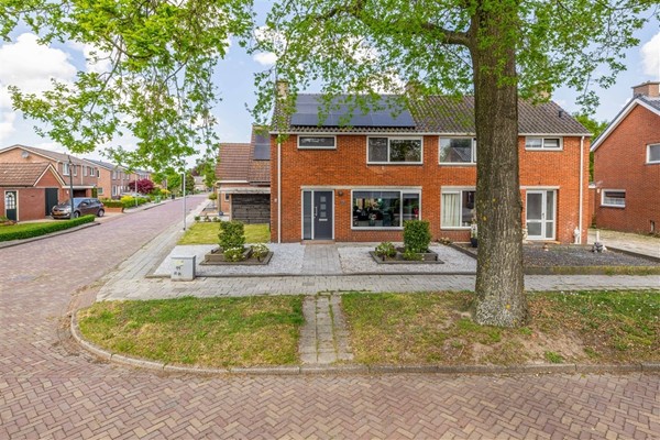 Te koop: LUXE twee onder een kap met serre, bijkeuken en eigen oprit !